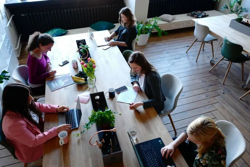 Jak zorganizować udaną imprezę integracyjną firmy? Wiele zależy od miejsca.